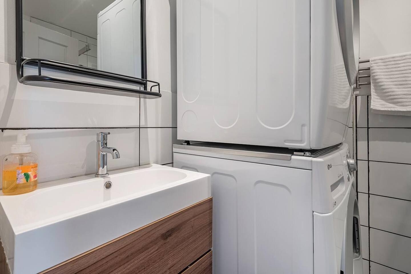 5-Star Prime Location - Bright Condo Montréal Extérieur photo